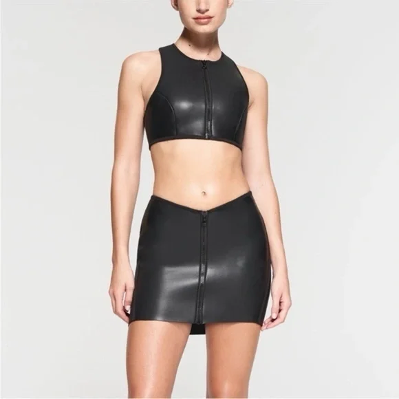 New! SKIMS Rubberized Scuba Swim Mini Skirt in Onyx 
🖤 Small - Picture 3 of 7